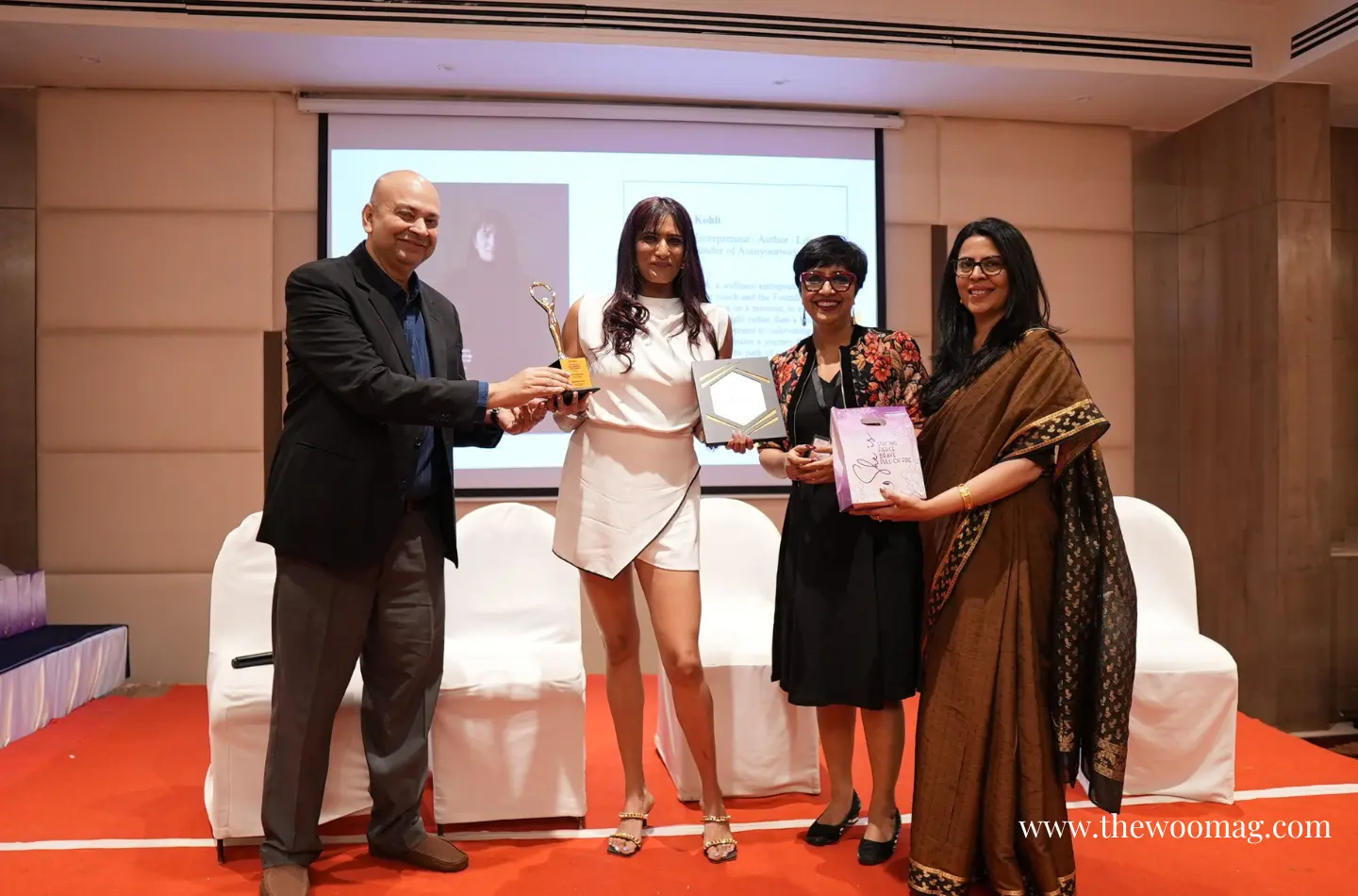 cover-ManishaKohli-receiving-award-himanshi-lydia-singh-at-unstoppable-summit.webp